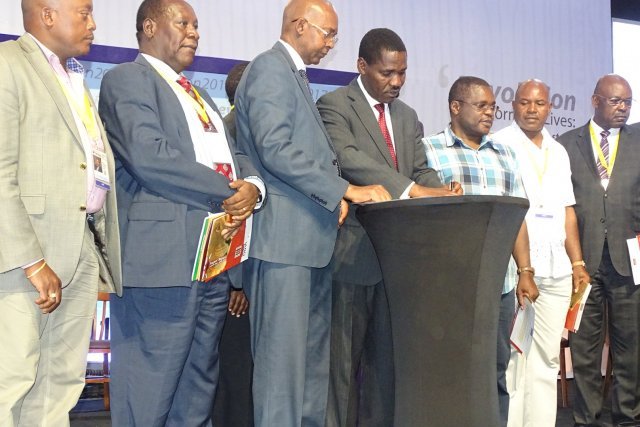 Governors signing a Peace Pledge 