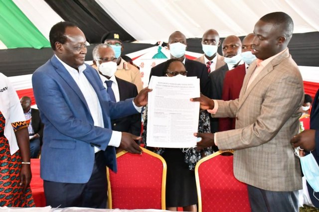 Nandi Governor H.E. Hon. Steven Sang (right), Vihiga Governor, H.E. Dr. Wilber Ottichilo (left) and NCIC Chairman Rev. Dr. Samuel Kobia (2nd left) after signing the Peace Accord between Nandi and Vihiga counties during the International Day of Peace 
